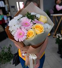 Букет цветов из:  Герберы, Розы и Хризантемы в Бийске
