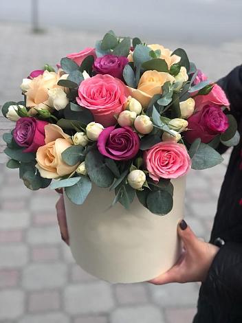 Цветочная композиция из Розы в шляпной коробке в Бийске