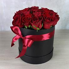 Цветочная композиция из Розы в шляпной коробке в Бийске