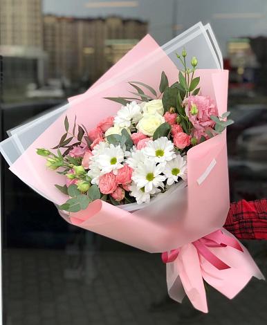 Букет цветов из: Розы, Лизиантусы и Хризантемы в Бийске